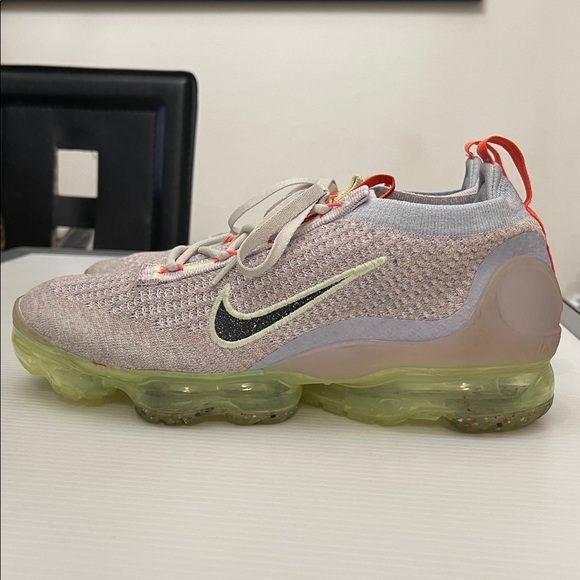 NIKE AIR VAPORMAX 2021 FLYNIT LIGHT SNEAKERS WOMENS SIZE 9 - Picture 1 of 13
